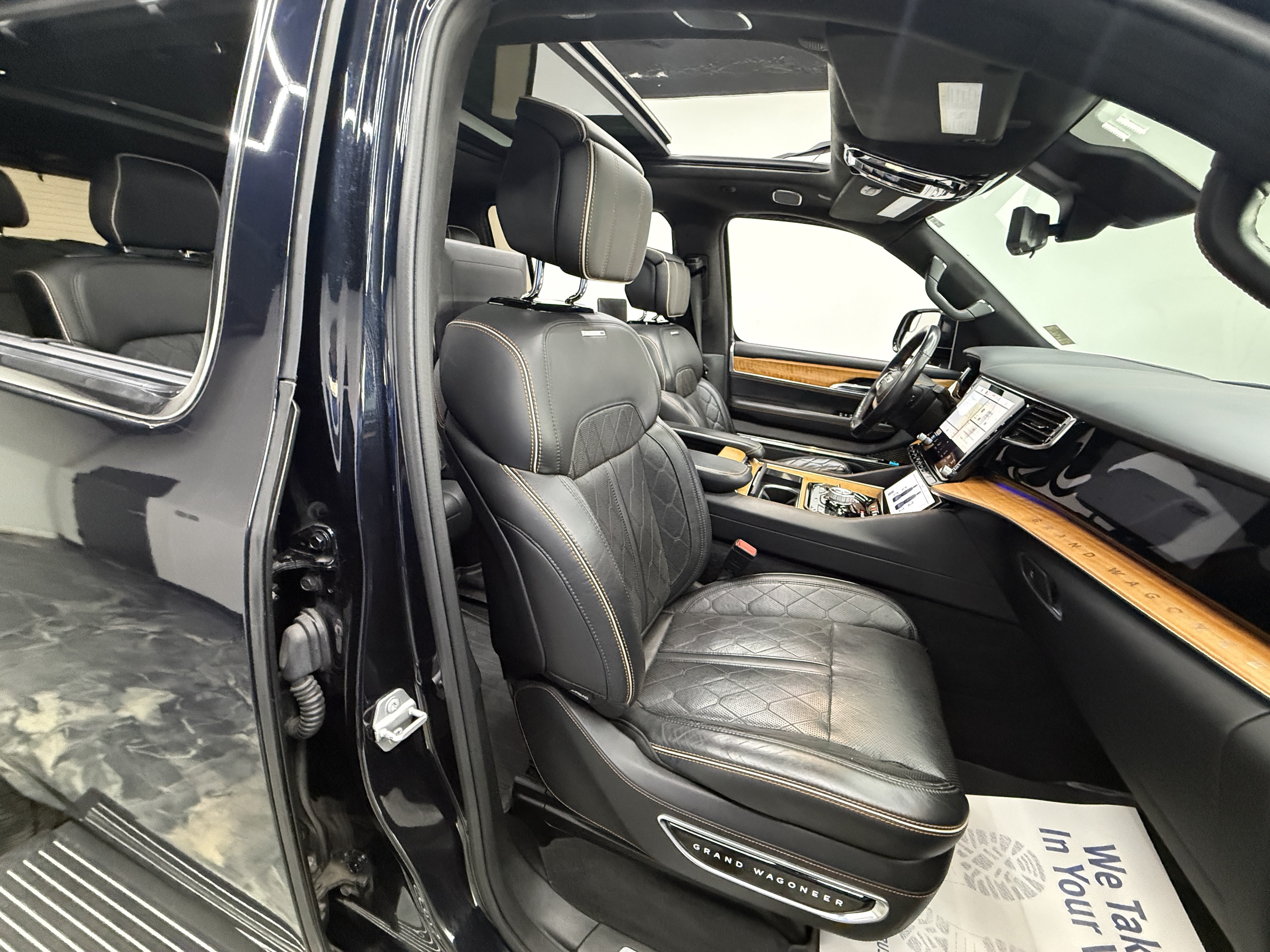 Used 2022 Jeep Grand Wagoneer Series III w/ Rear-Seat Entertainment Group AWD/4WD image 21