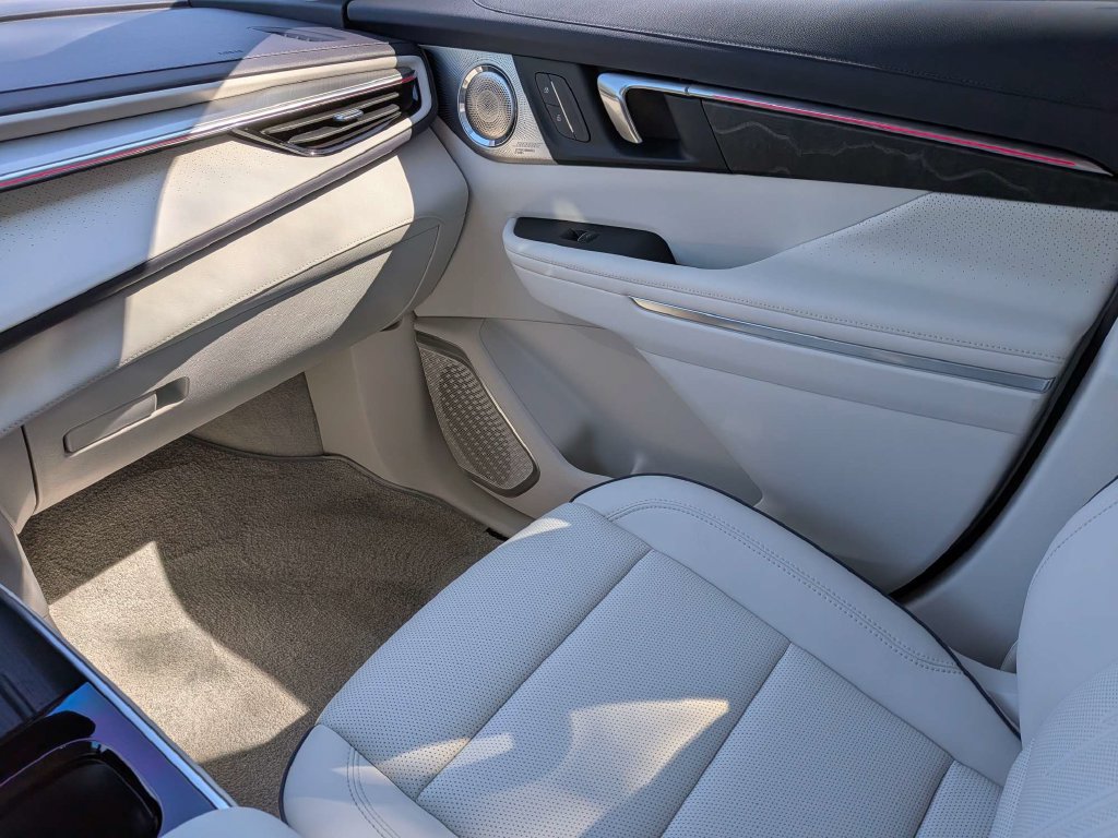 Used 2027 Buick Enclave Avenir w/ LPO, Illumination Package FWD image 17