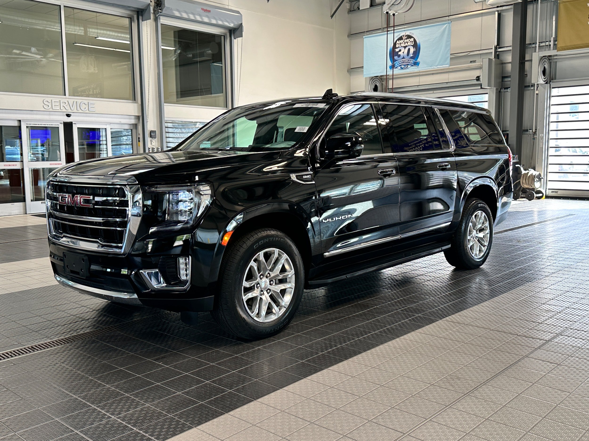 Used 2023 GMC Yukon XL SLT w/ SLT Premium Package AWD/4WD image 2