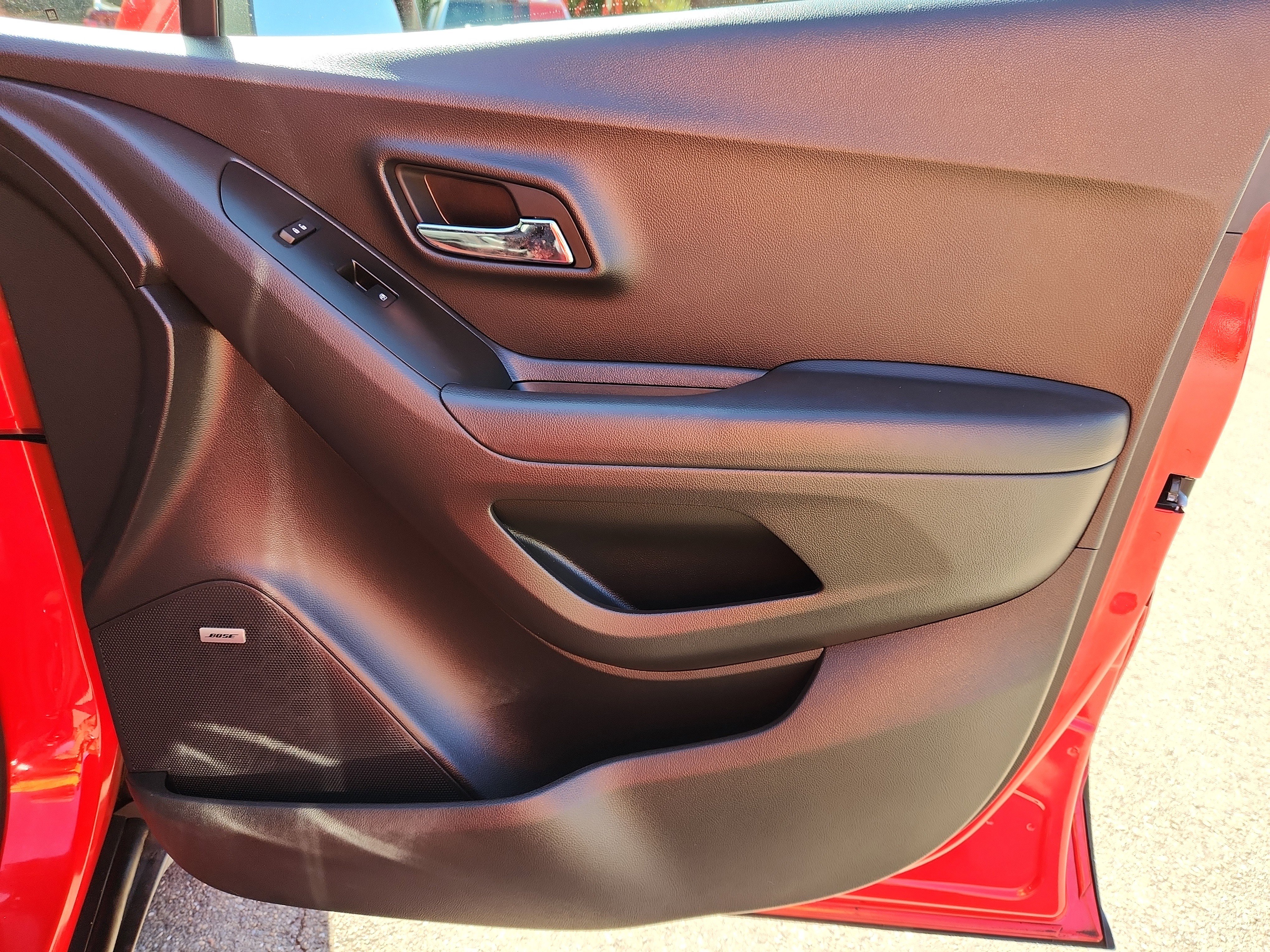 Used 2020 Chevrolet Trax LT w/ Sun & Sound Package image 45