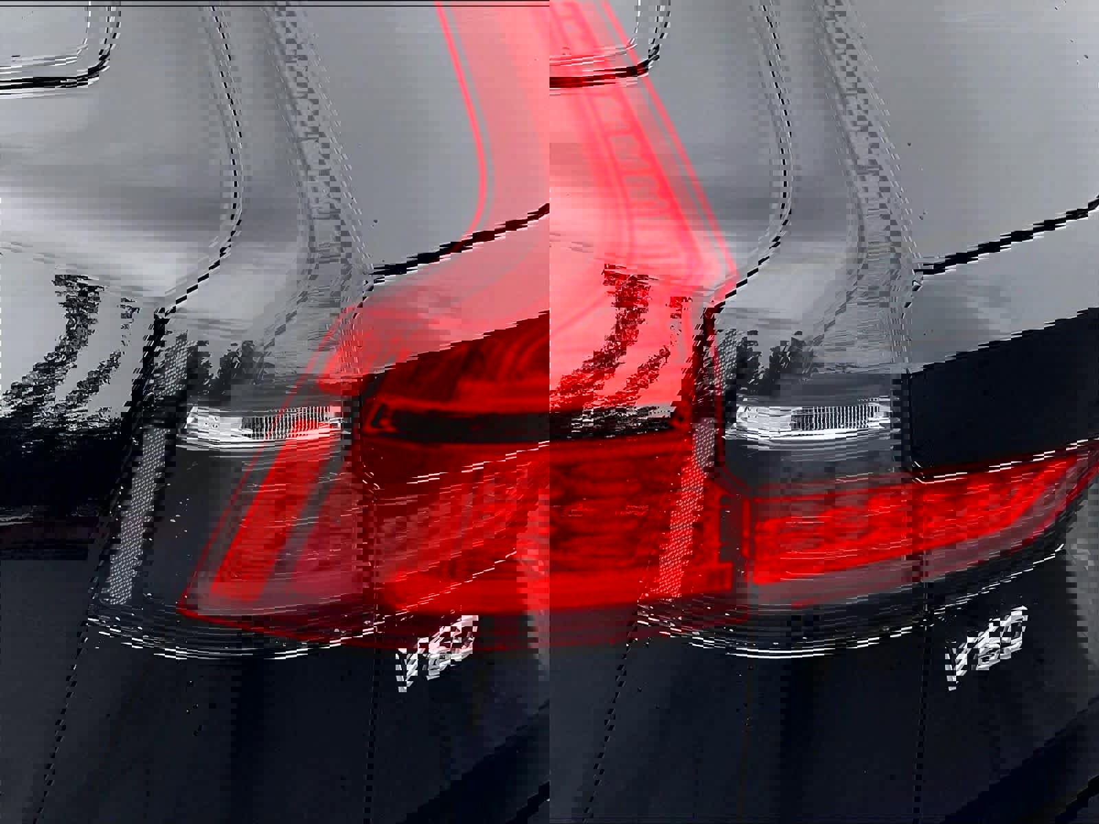 Used 2025 Volvo V60 B5 Cross Country Plus image 32