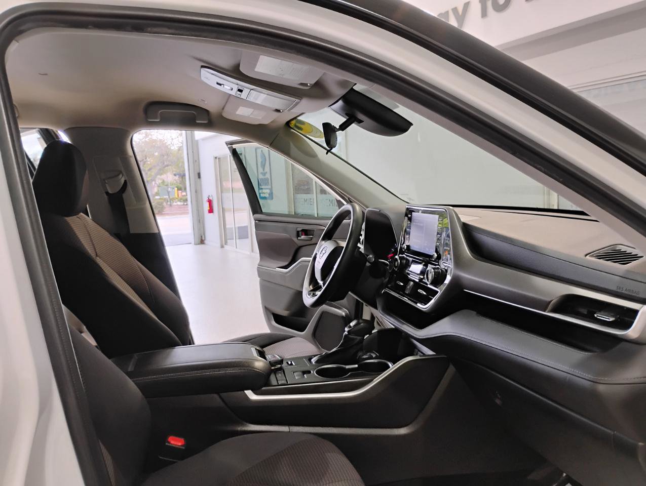 Used 2021 Toyota Highlander L image 30