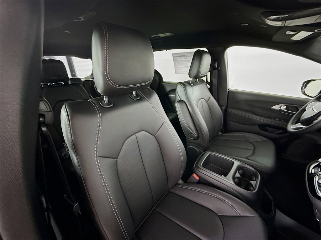 New 2025 Chrysler Pacifica Select image 29