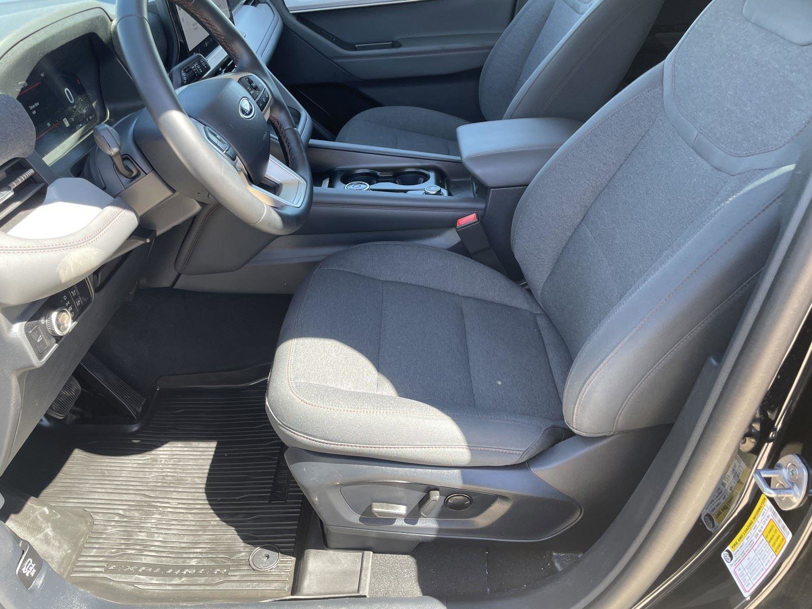 Used 2025 Ford Explorer Active AWD/4WD image 12