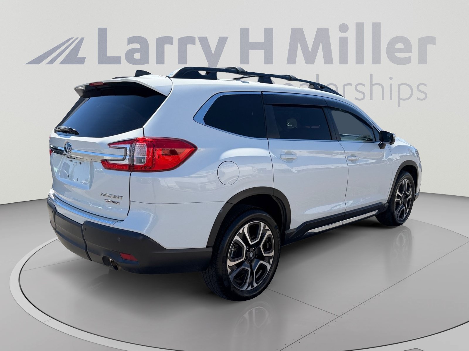 Used 2023 Subaru Ascent Limited w/ Technology Package AWD/4WD image 5