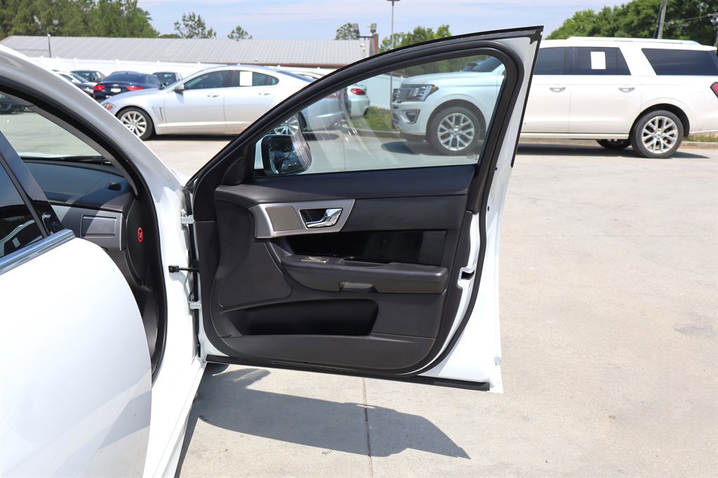 Used 2011 Jaguar XF RWD image 33