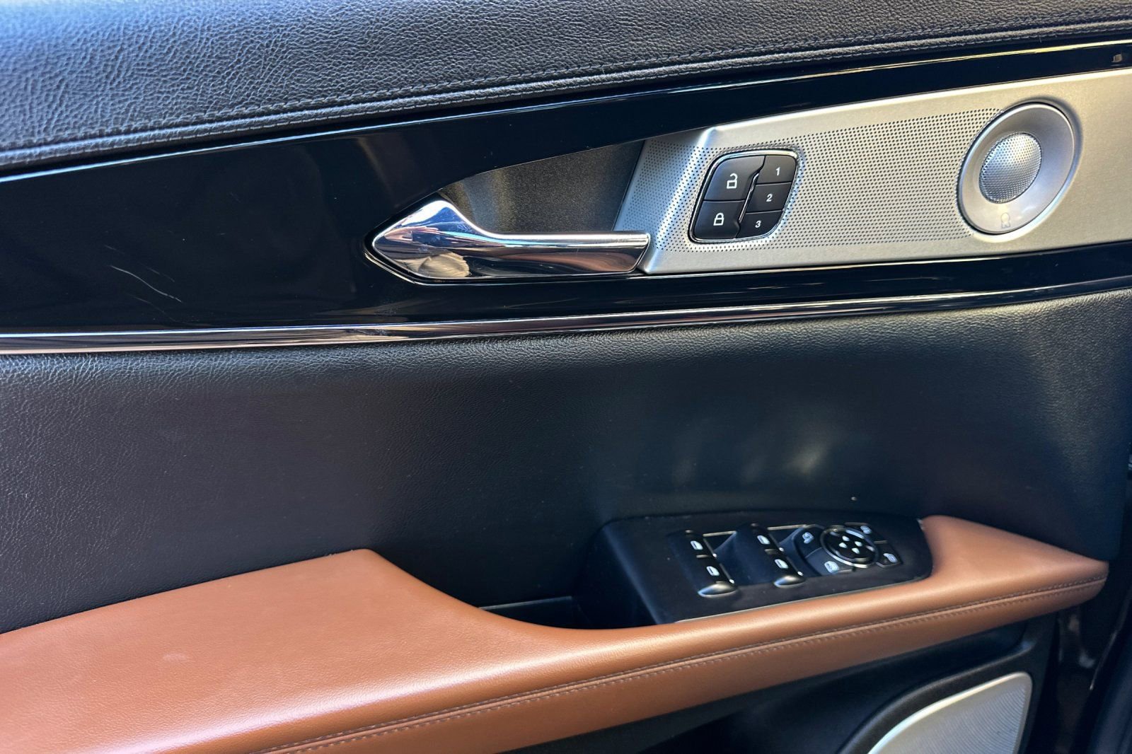 Used 2023 Lincoln Nautilus Reserve w/ Equipment Group 202A image 10