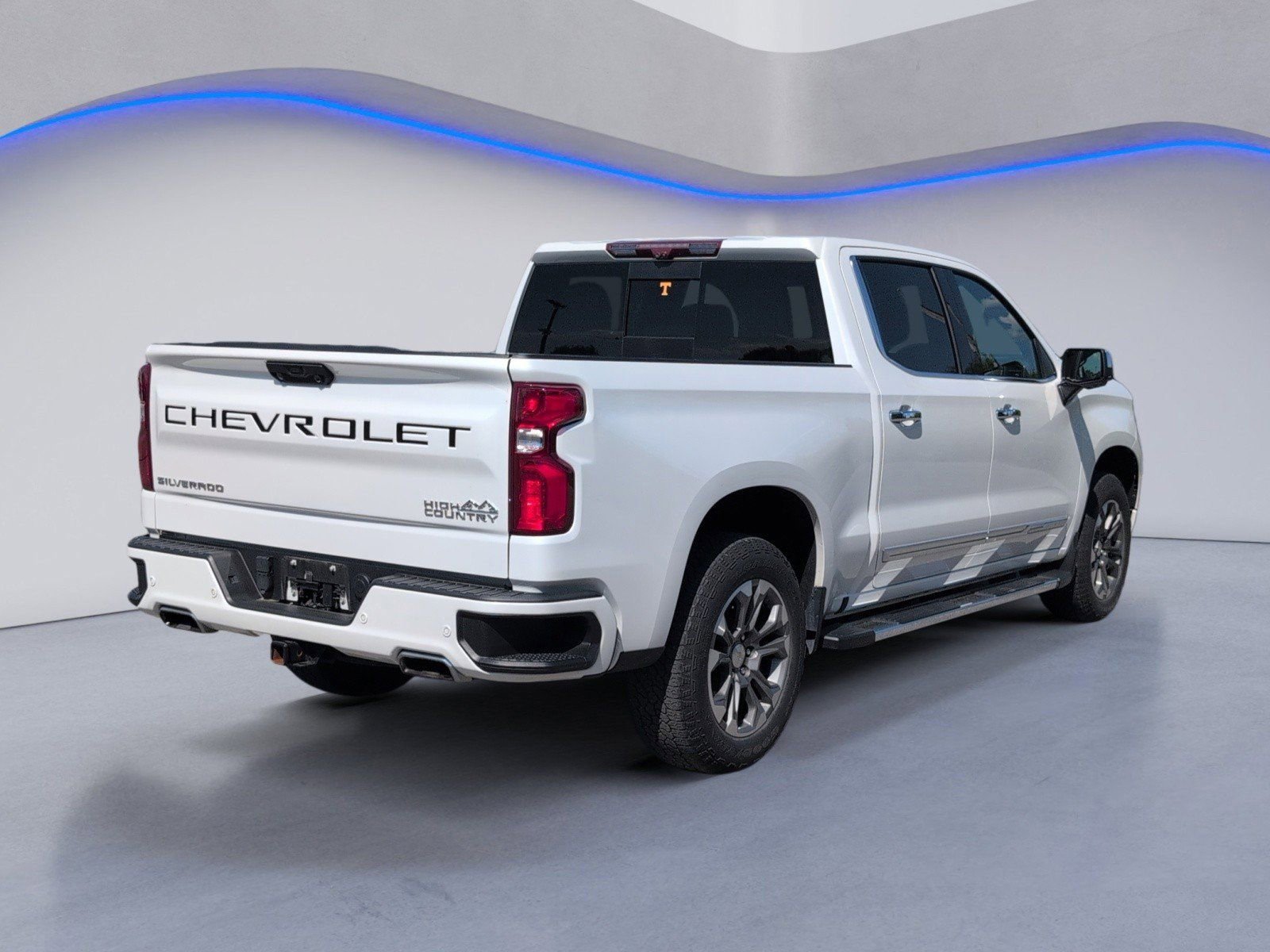 Used 2023 Chevrolet Silverado 1500 High Country w/ Technology Package AWD/4WD image 3