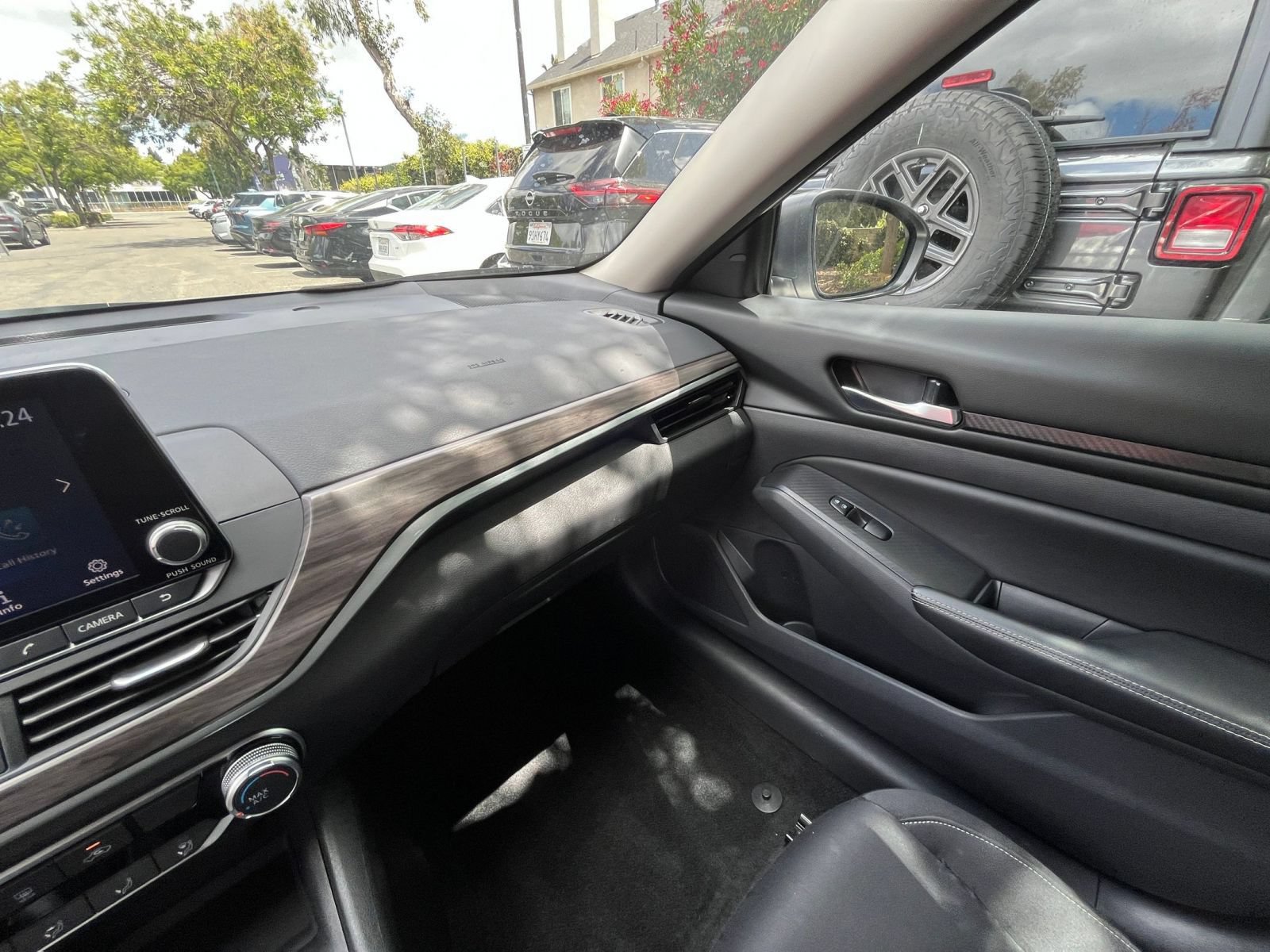 Used 2025 Nissan Altima 2.5 SV FWD image 35