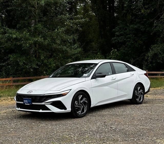 Used 2025 Hyundai Elantra Sport FWD image 4