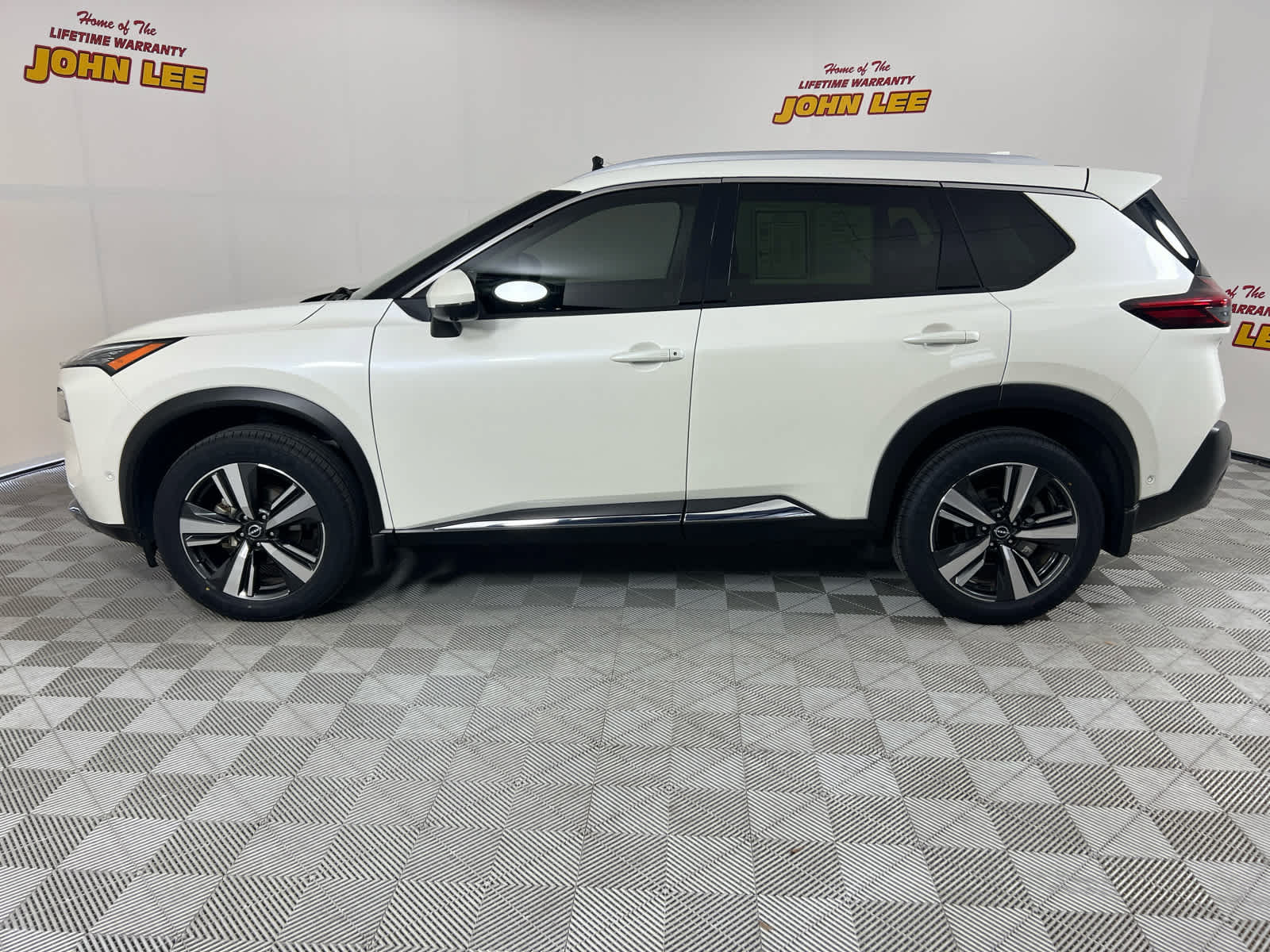 Used 2023 Nissan Rogue SL w/ SL Premium Package FWD image 2