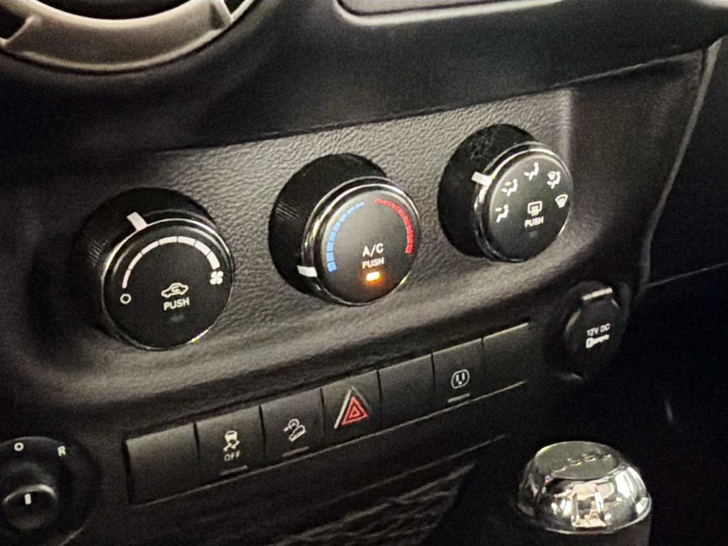 Used 2018 Jeep Wrangler Unlimited Sahara AWD/4WD image 13