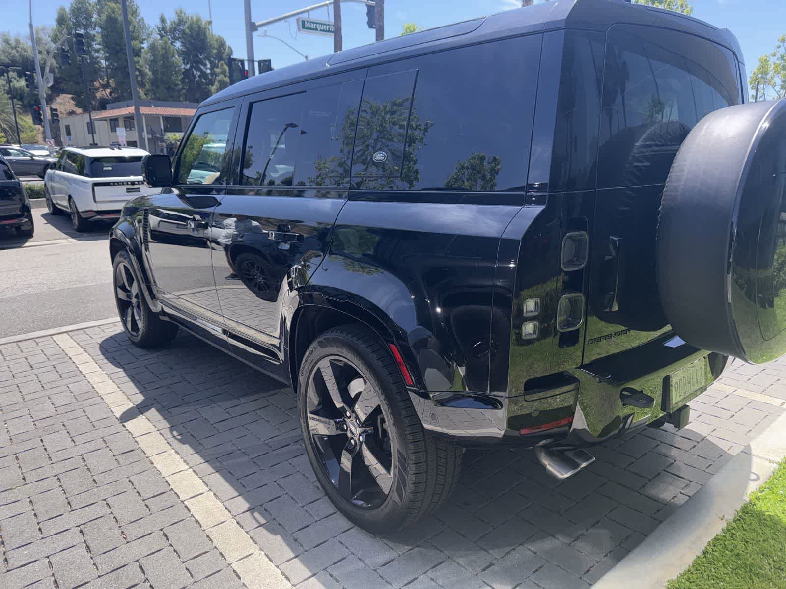 Used 2023 Land Rover Defender 110 V8 AWD/4WD image 3