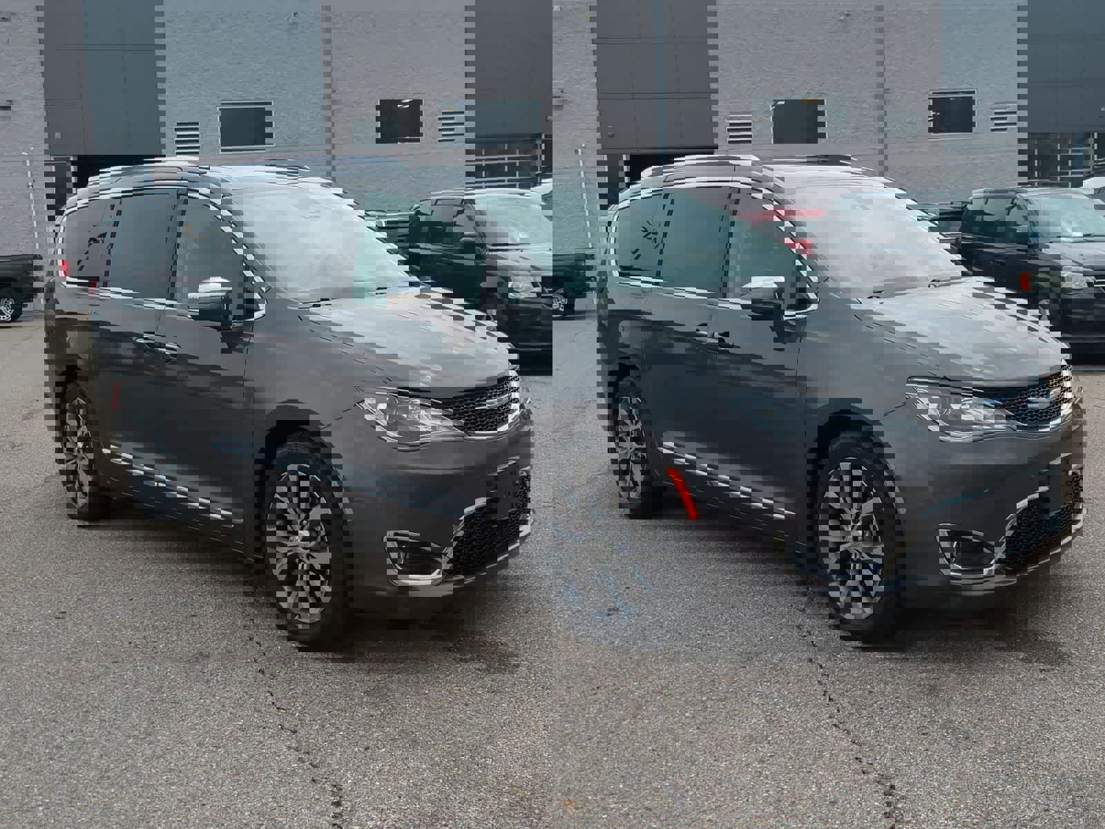 Used 2018 Chrysler Pacifica Limited w/ Tire & Wheel Group FWD image 2