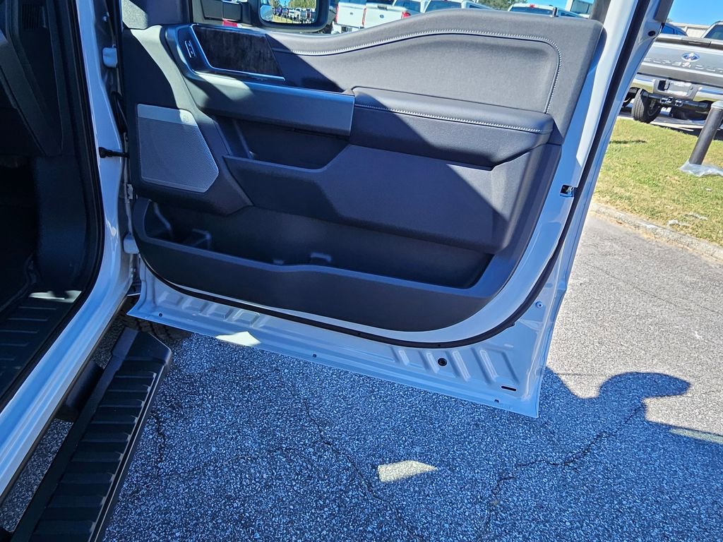 New 2026 Ford F250 Lariat w/ Black Appearance Package image 27