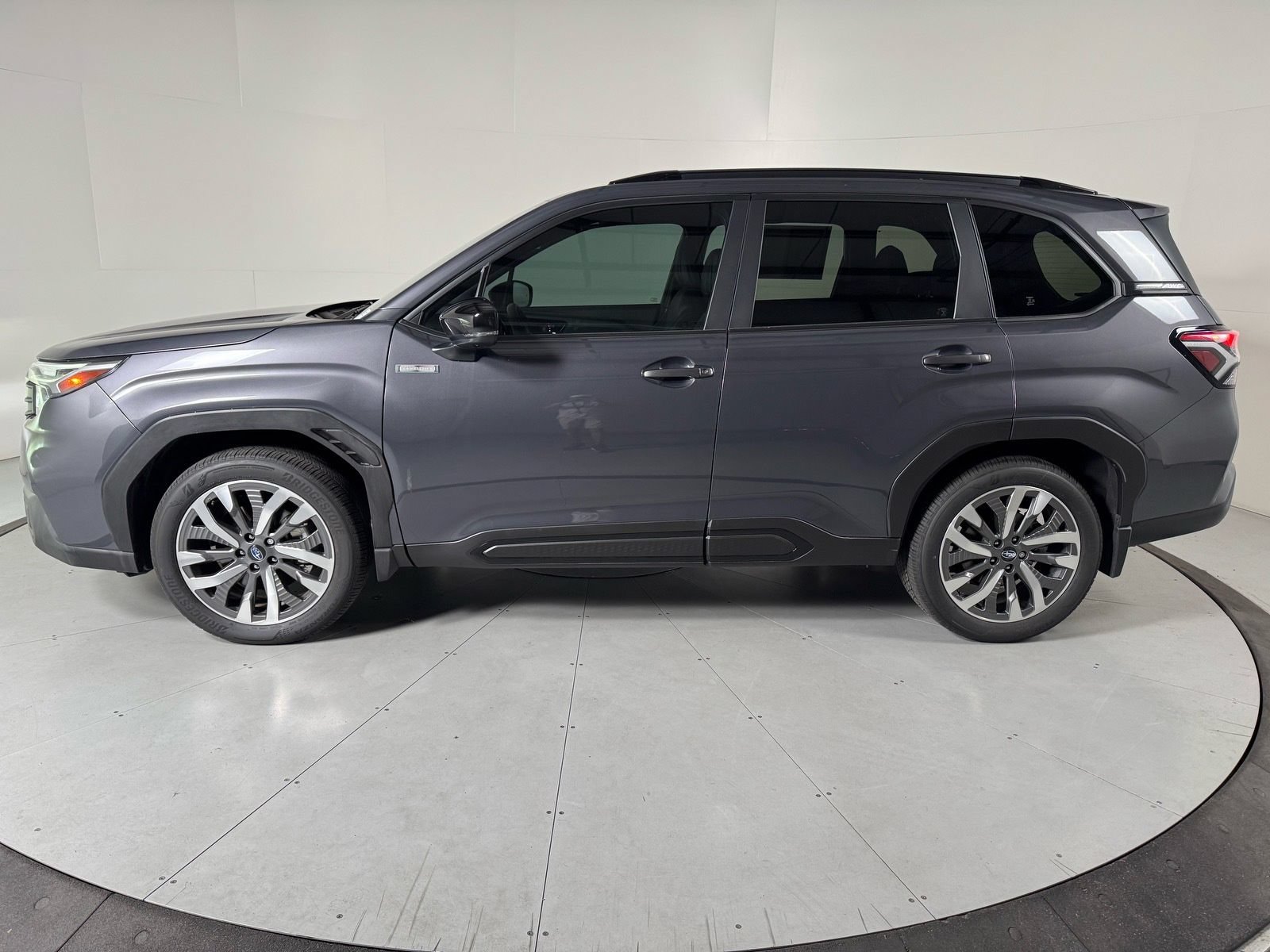 Used 2025 Subaru Forester Touring w/ Touring Package AWD/4WD image 2