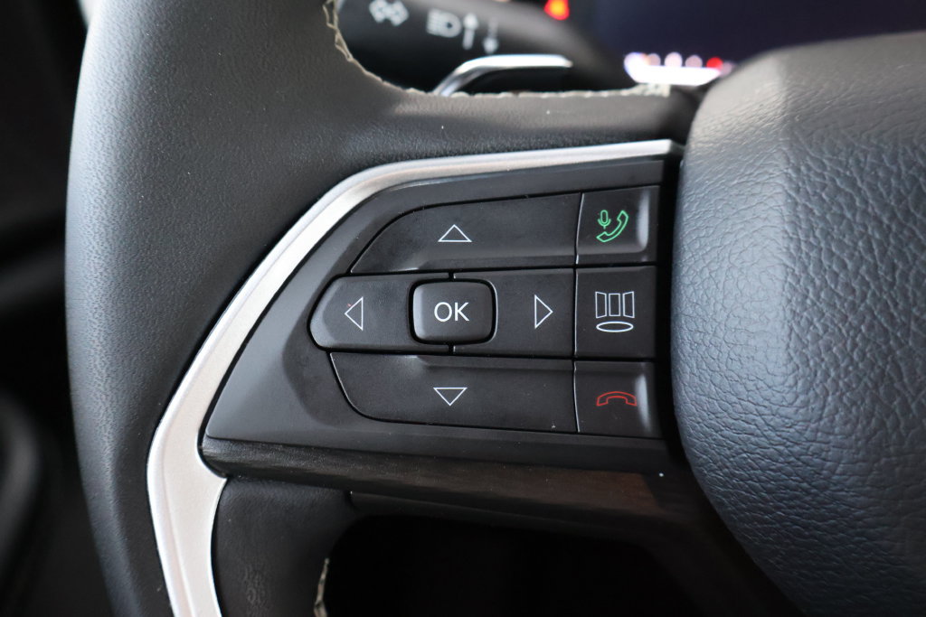 Used 2025 Jeep Grand Cherokee Altitude AWD/4WD image 31