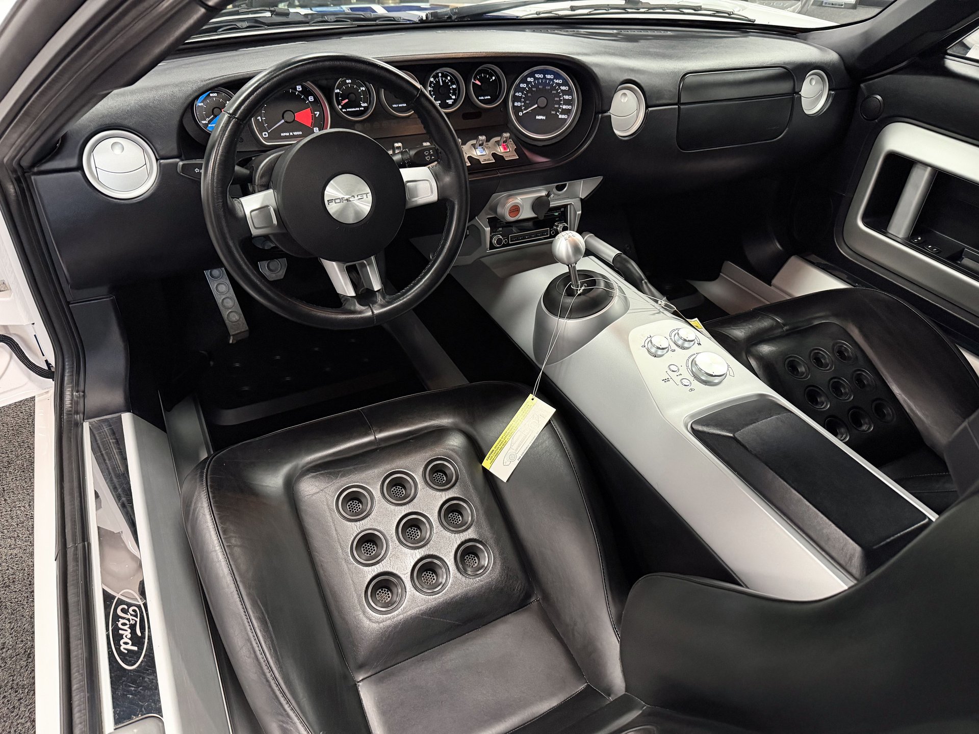 Used 2005 Ford GT RWD image 19