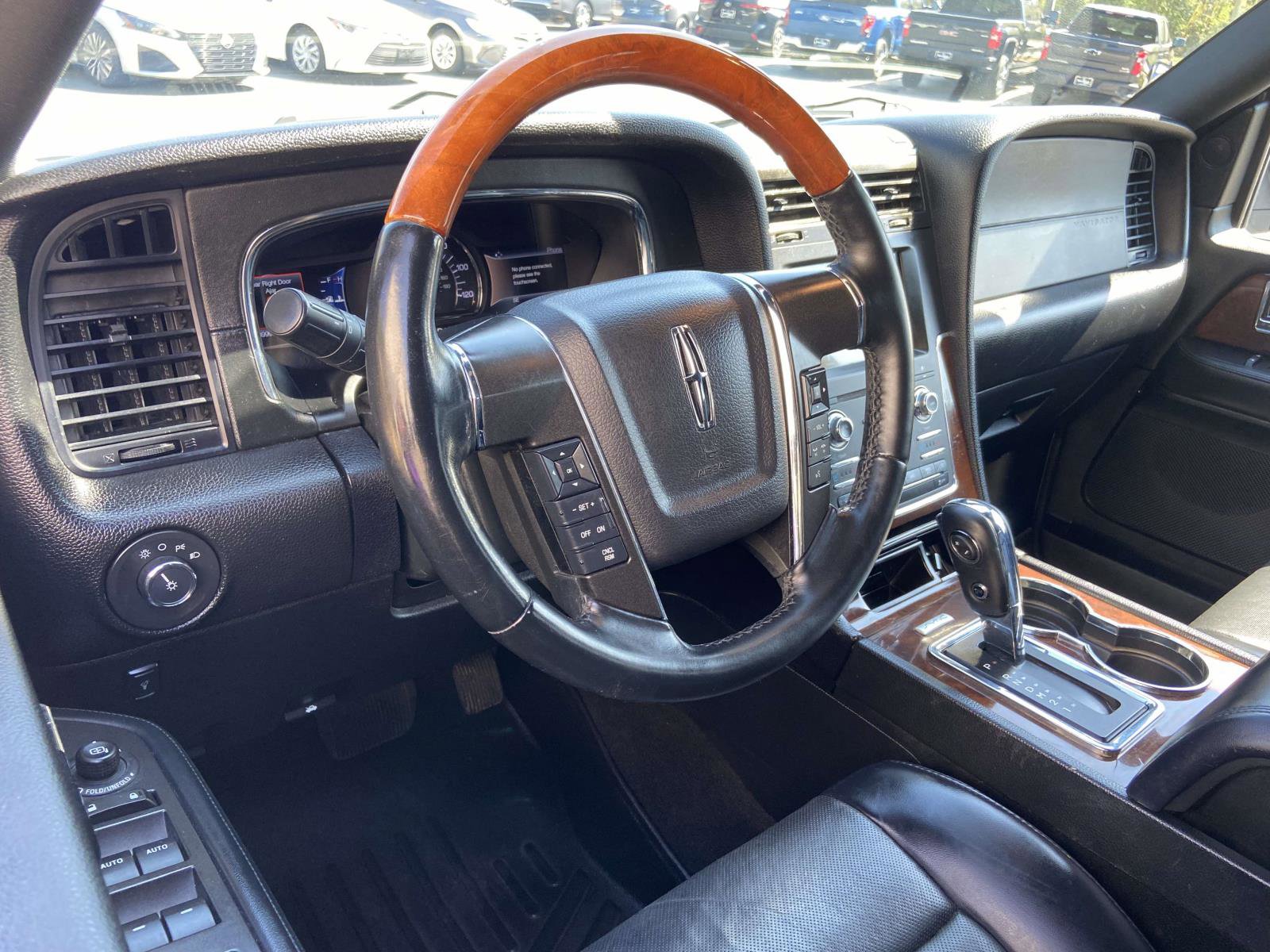 Used 2017 Lincoln Navigator Select image 8