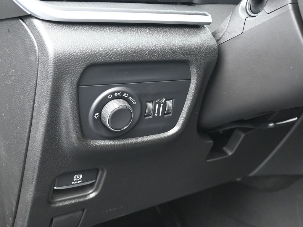 Used 2025 Jeep Grand Cherokee Laredo image 14