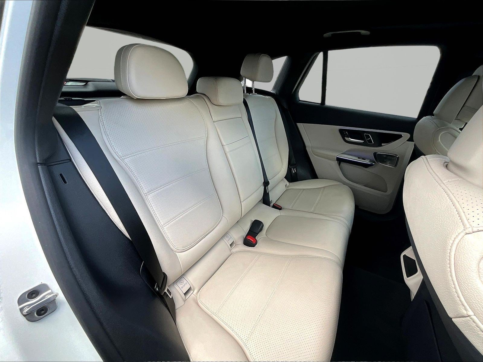 Used 2025 Mercedes-Benz GLC 300 4MATIC image 25