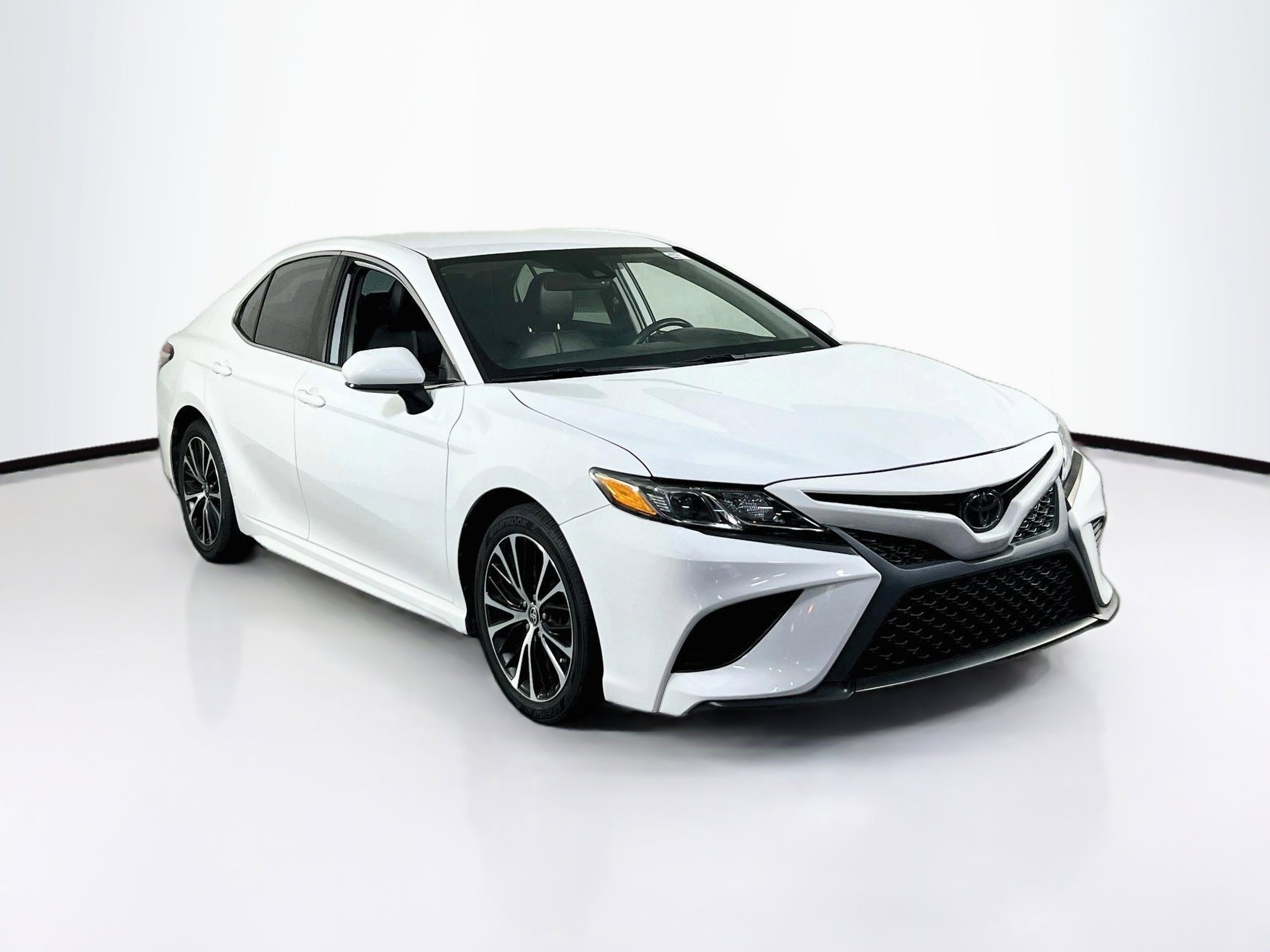 Used 2020 Toyota Camry SE image 3