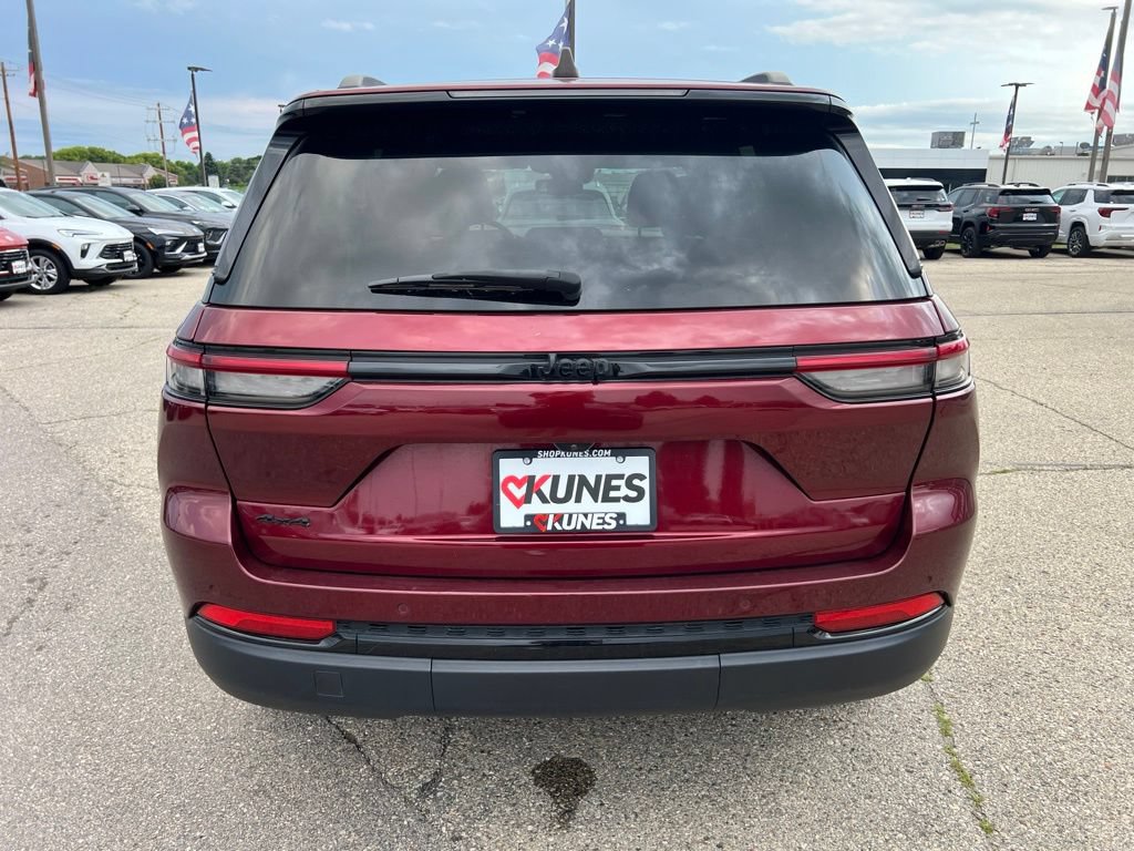 Used 2024 Jeep Grand Cherokee Altitude AWD/4WD image 9