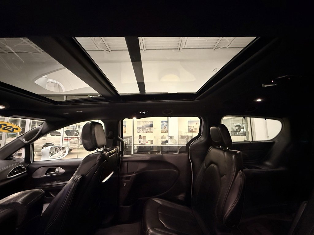Used 2021 Chrysler Pacifica Touring-L w/ Uconnect Theater Family Group image 34