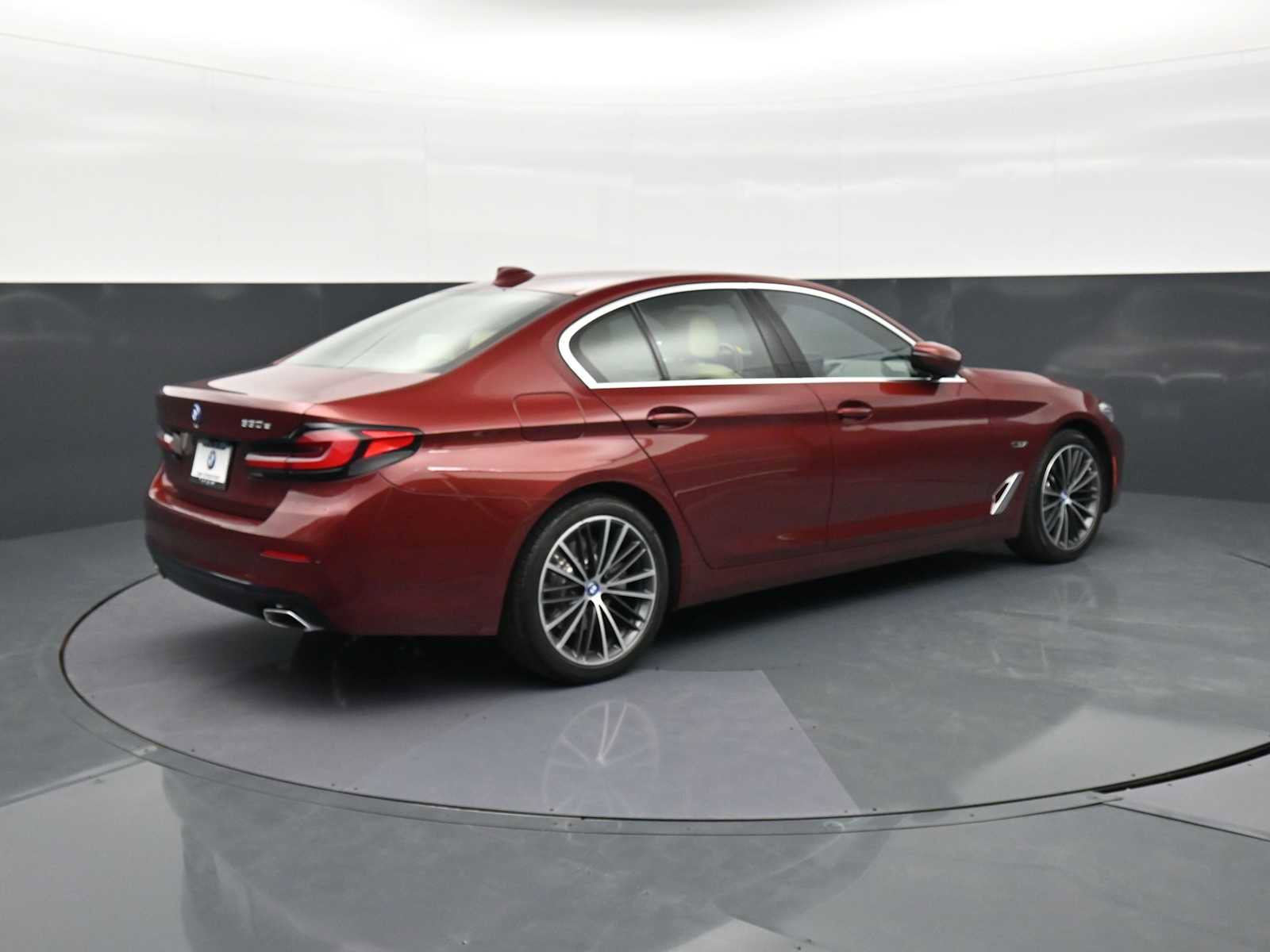 Used 2023 BMW 530e w/ Premium Package image 5