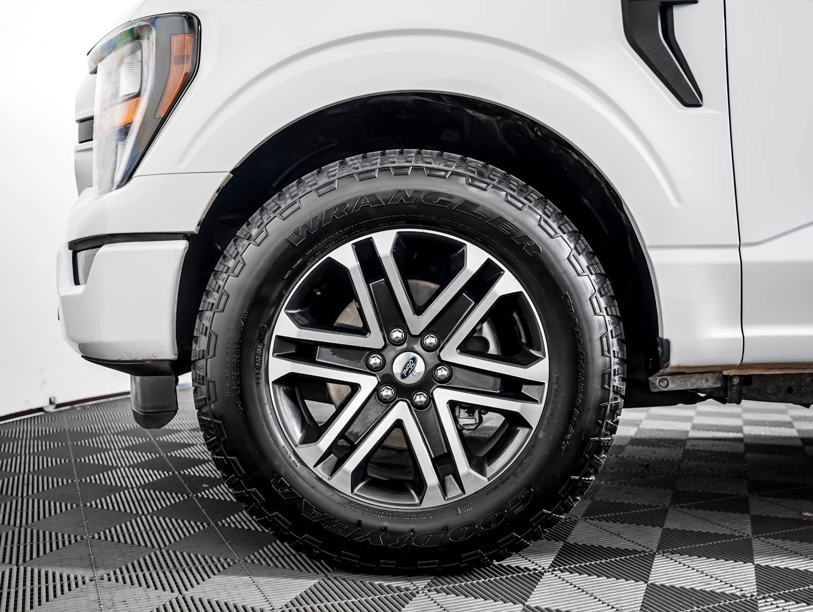 Used 2023 Ford F150 XL w/ STX Appearance Package RWD image 4