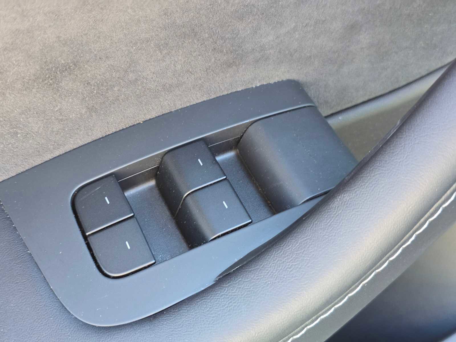 Used 2021 Tesla Model Y Long Range AWD/4WD image 24