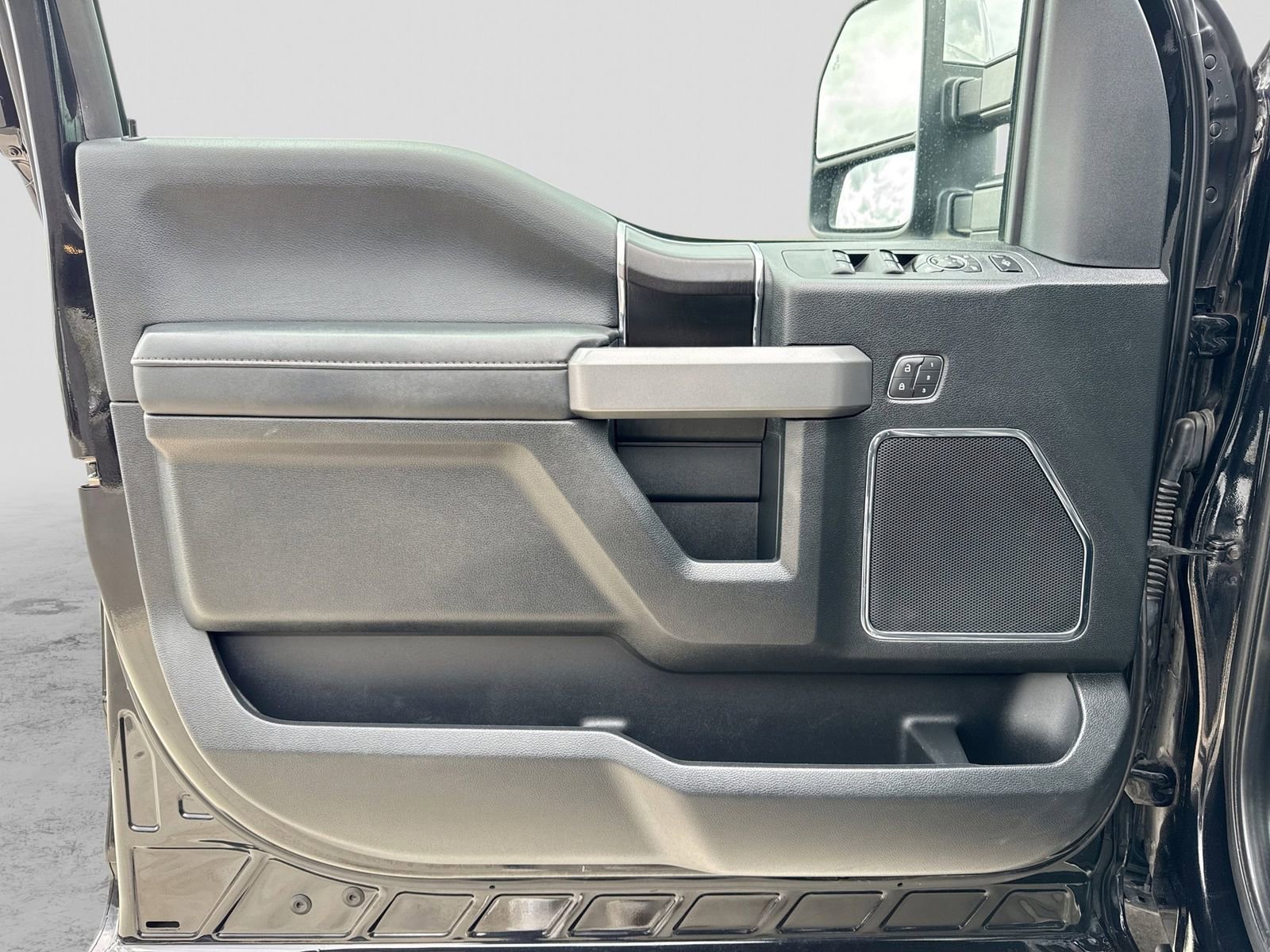 Certified 2019 Ford F450 Platinum w/ Platinum Ultimate Package AWD/4WD image 36