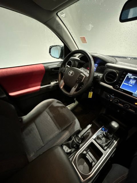 Used 2020 Toyota Tacoma SR5 AWD/4WD image 7