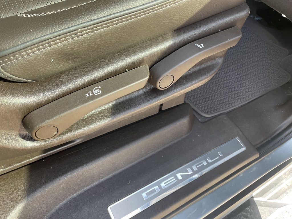 Used 2024 GMC Yukon XL Denali w/ Advanced Technology Package image 31