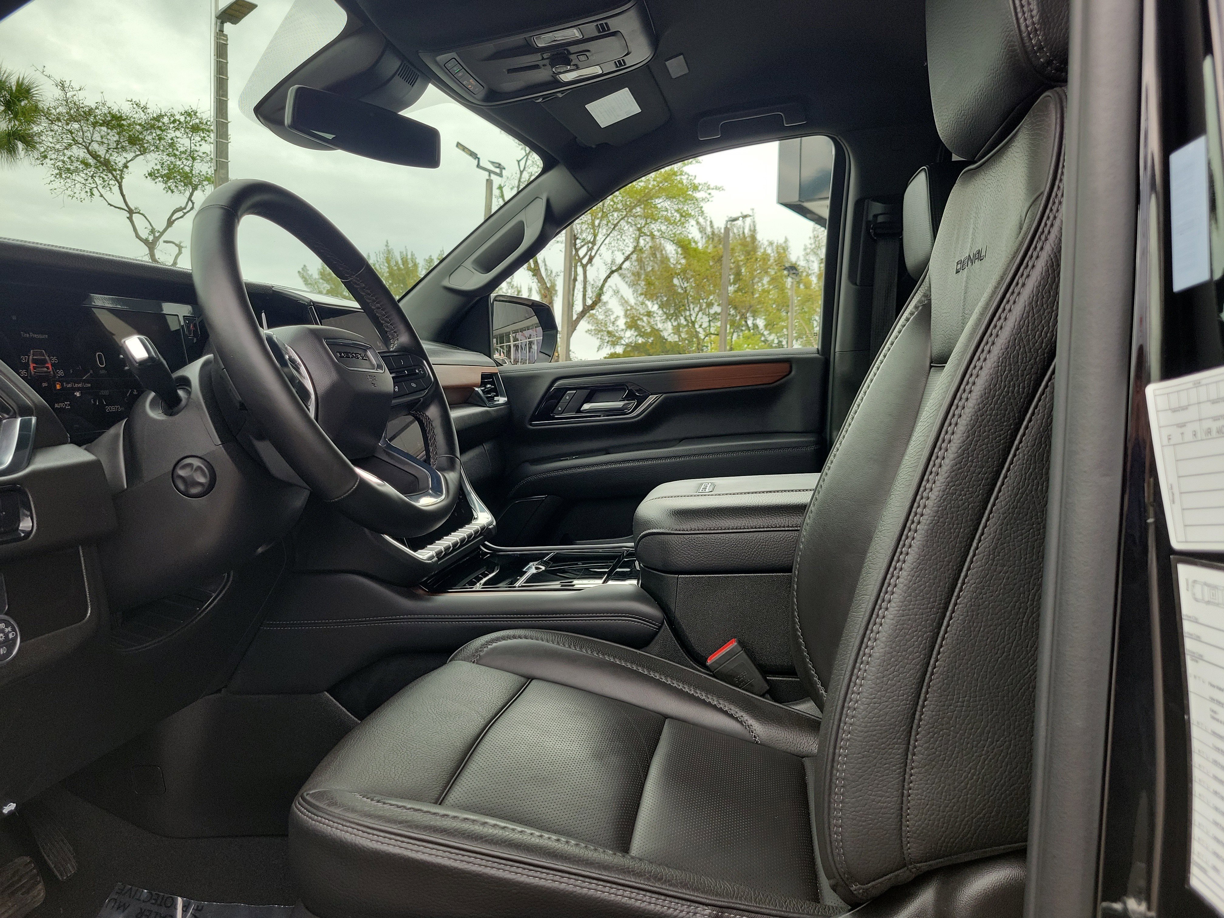 Used 2025 GMC Yukon Denali image 11