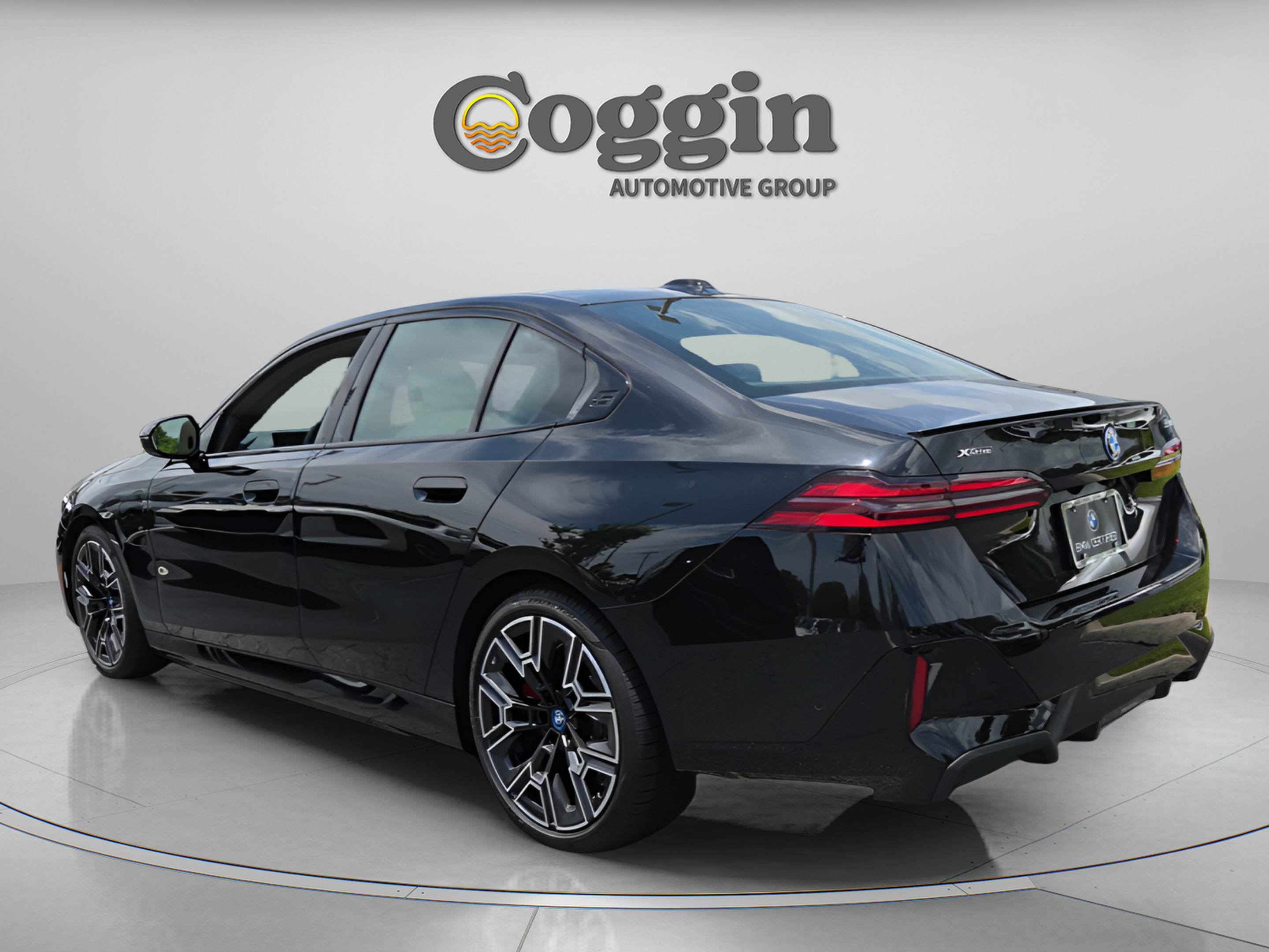 Used 2025 BMW 550e xDrive w/ Premium Package AWD/4WD image 3