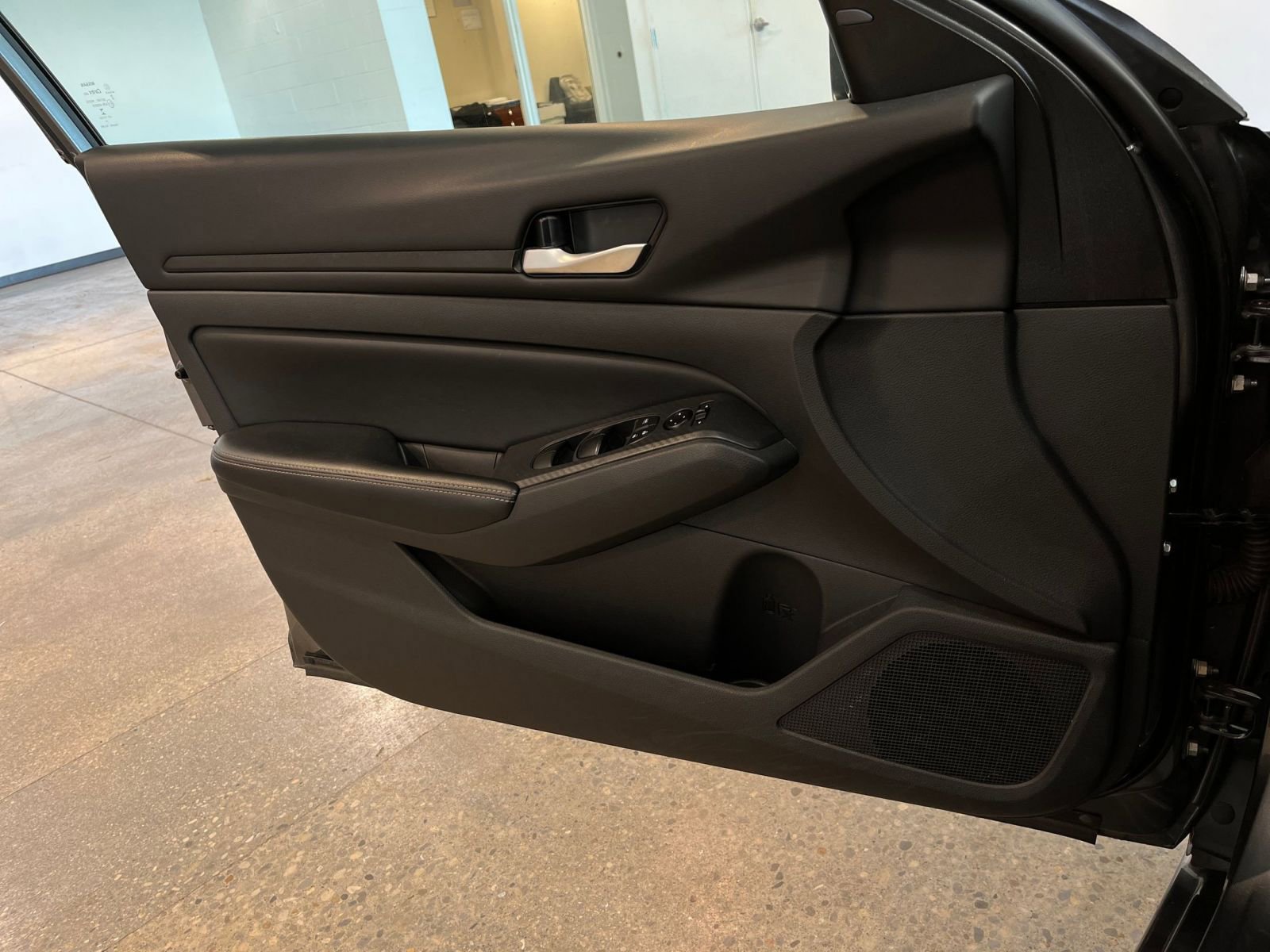 Used 2025 Nissan Altima 2.5 SV image 18