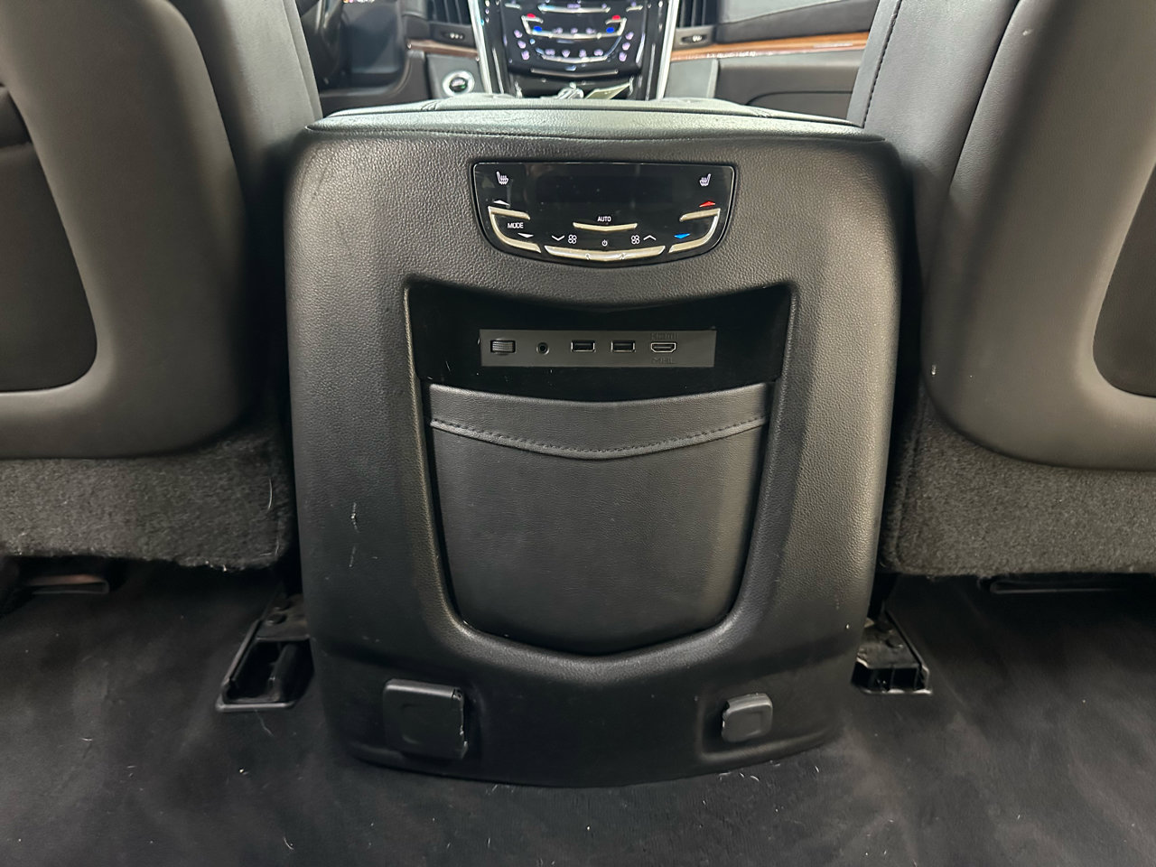 Used 2018 Cadillac Escalade Premium Luxury image 41