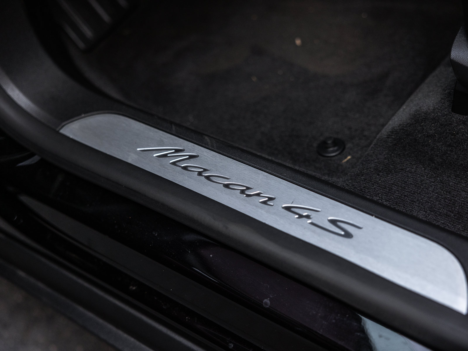 Certified 2025 Porsche Macan 4S Electric AWD/4WD image 16