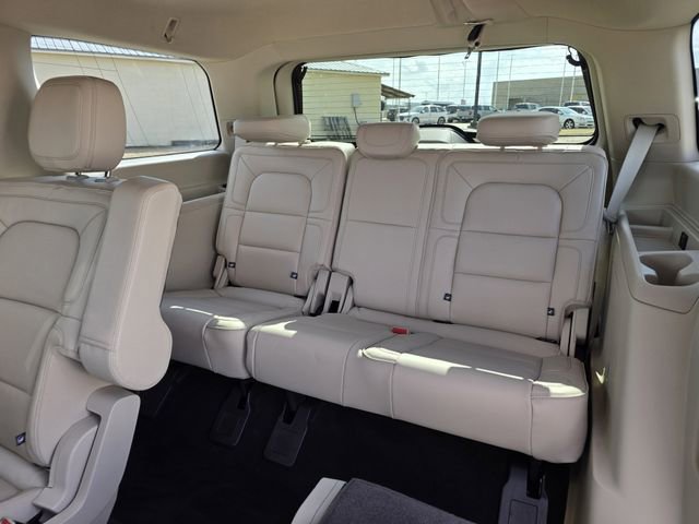Used 2018 Lincoln Navigator Select w/ Technology Package image 16