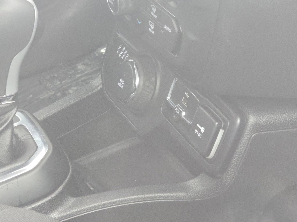 Used 2018 Jeep Renegade Latitude w/ Cold Weather Group image 17