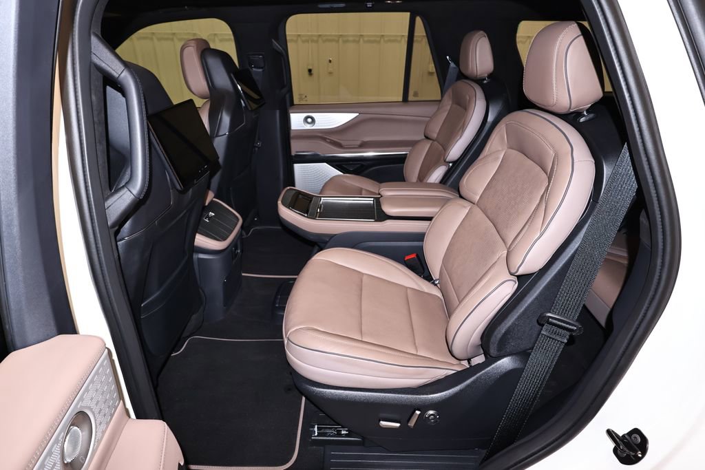 Used 2025 Lincoln Navigator Black Label image 15