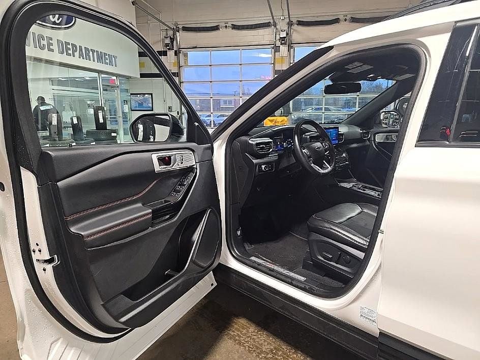 Used 2023 Ford Explorer ST-Line image 9