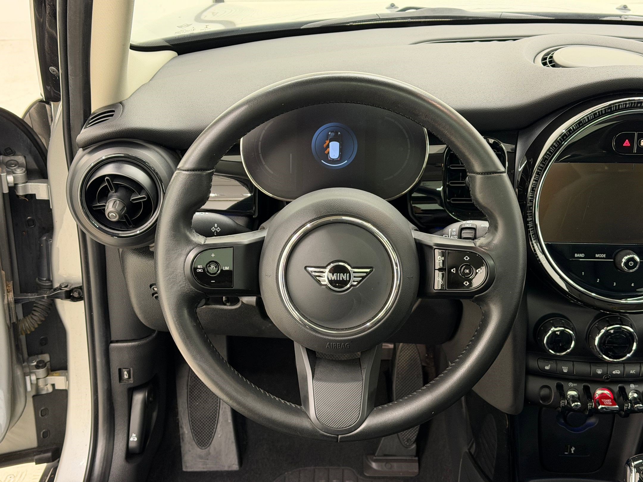 Used 2023 MINI Cooper 4-Door Hardtop image 26