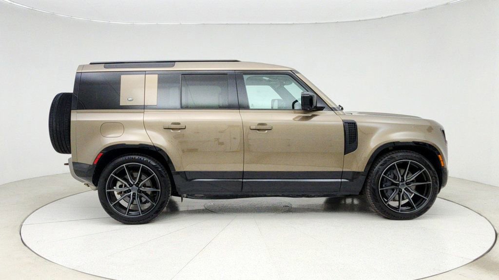 Used 2024 Land Rover Defender 110 X-Dynamic SE image 4