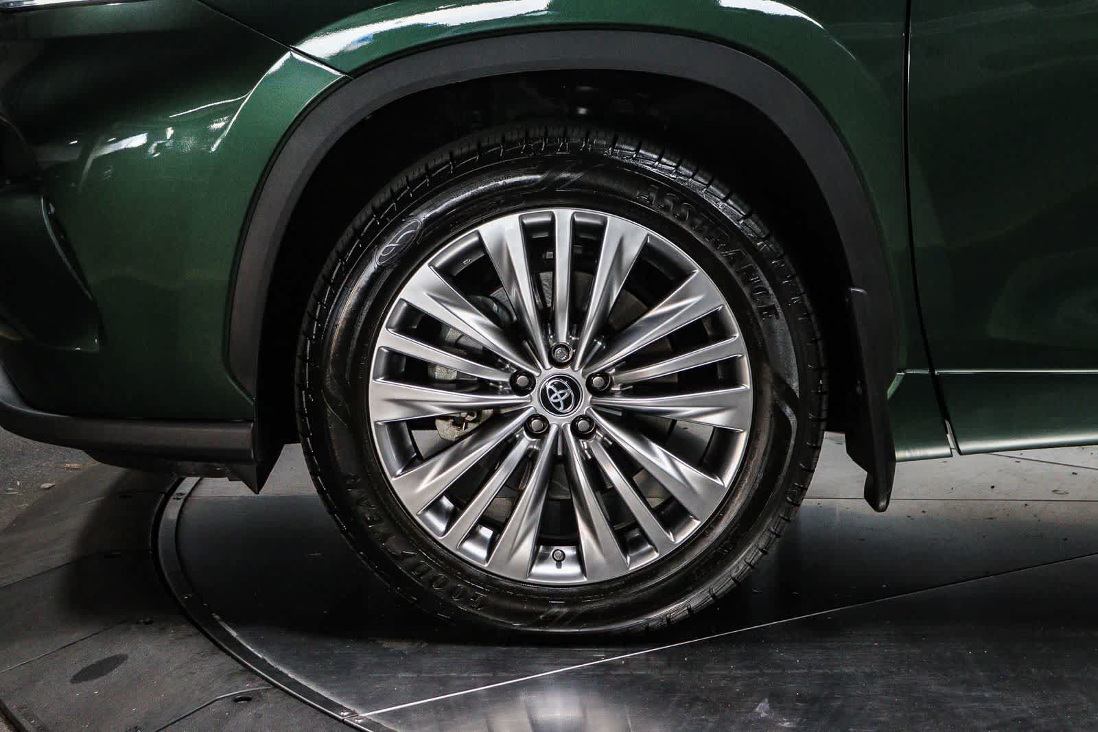 Used 2023 Toyota Highlander Platinum FWD image 9