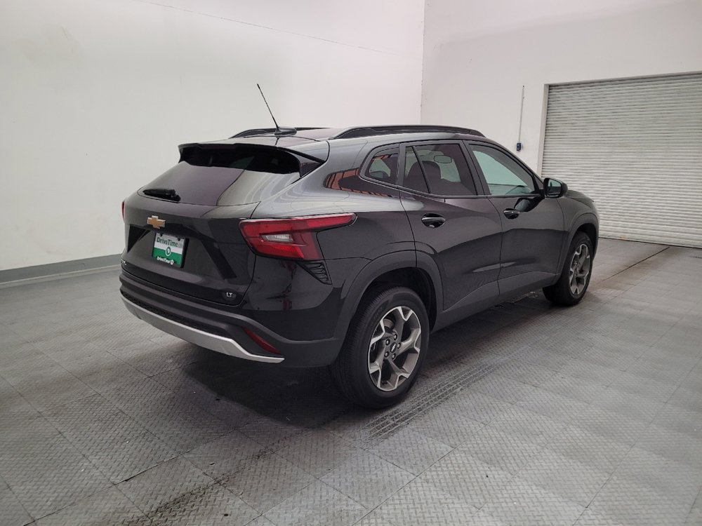Used 2025 Chevrolet Trax LT w/ LT Convenience Package FWD image 9