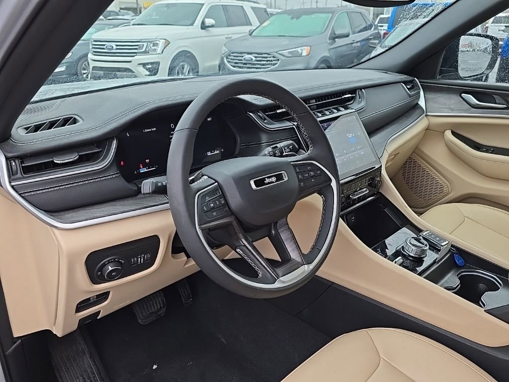 Used 2024 Jeep Grand Cherokee Limited AWD/4WD image 12