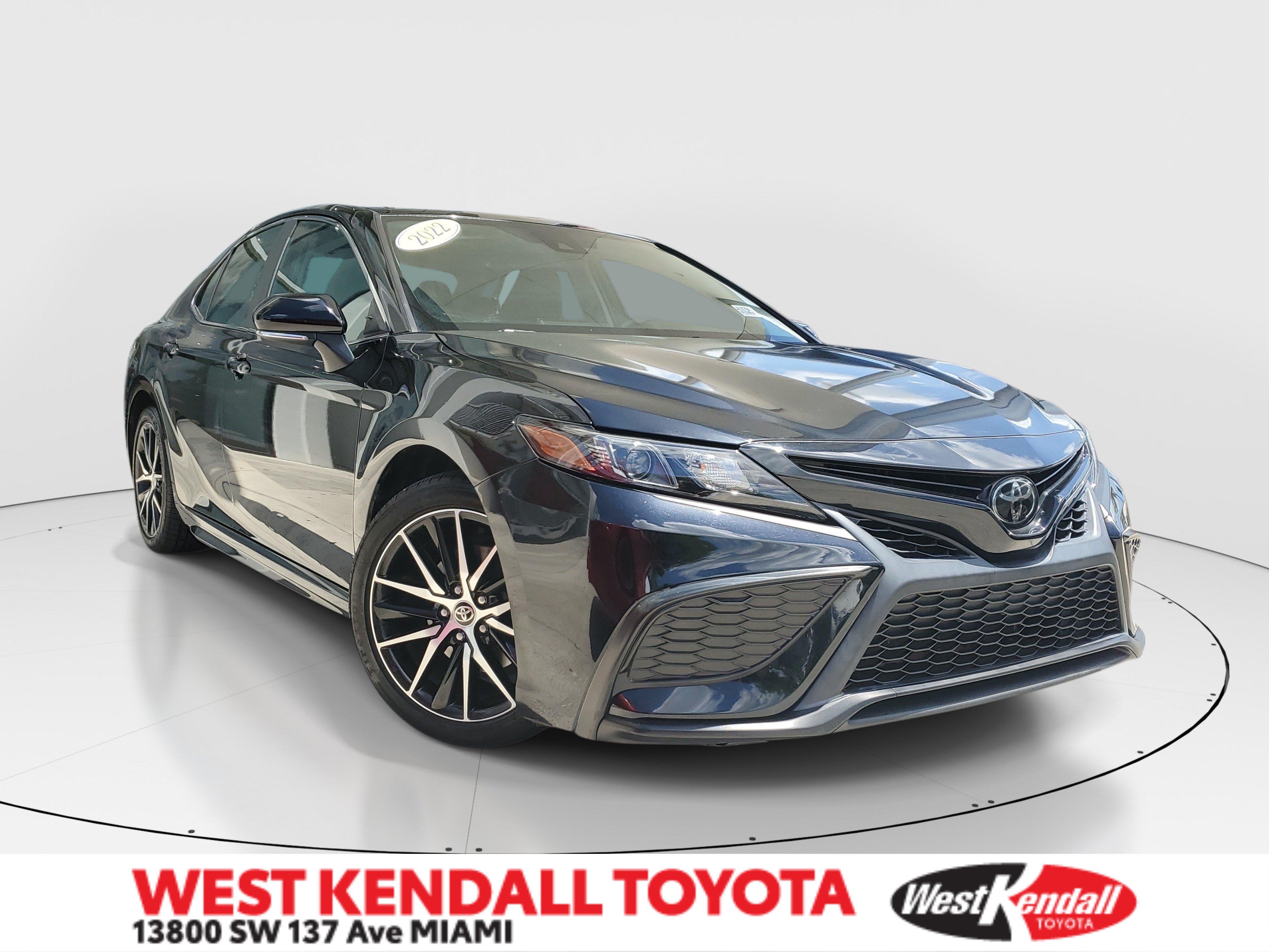 Used 2022 Toyota Camry SE FWD image 1
