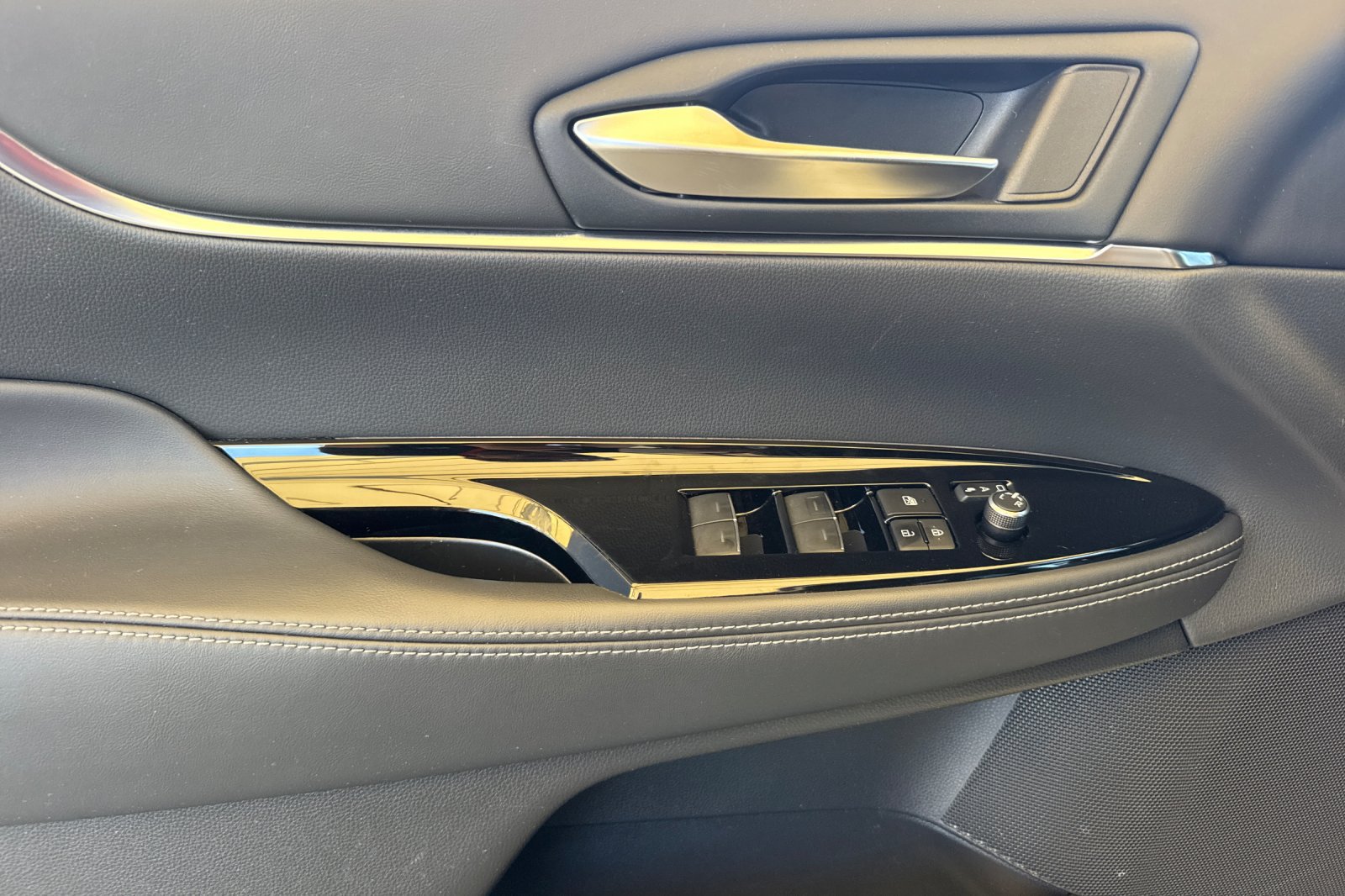 Certified 2025 Toyota Mirai XLE RWD image 13